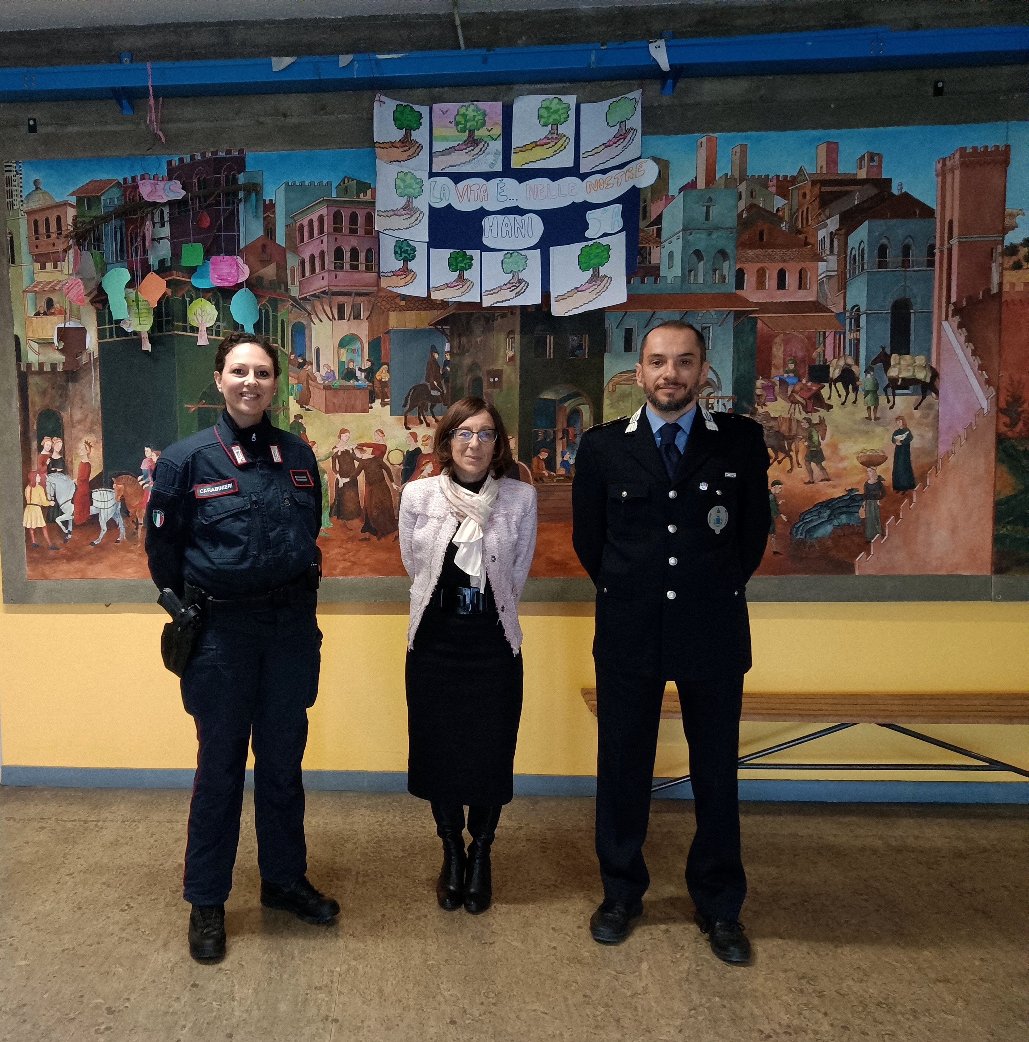 I rappresentati dei Carabinieri Forestali e Polizia Locale con la dirigente scolastica Mariacrstina Galantini